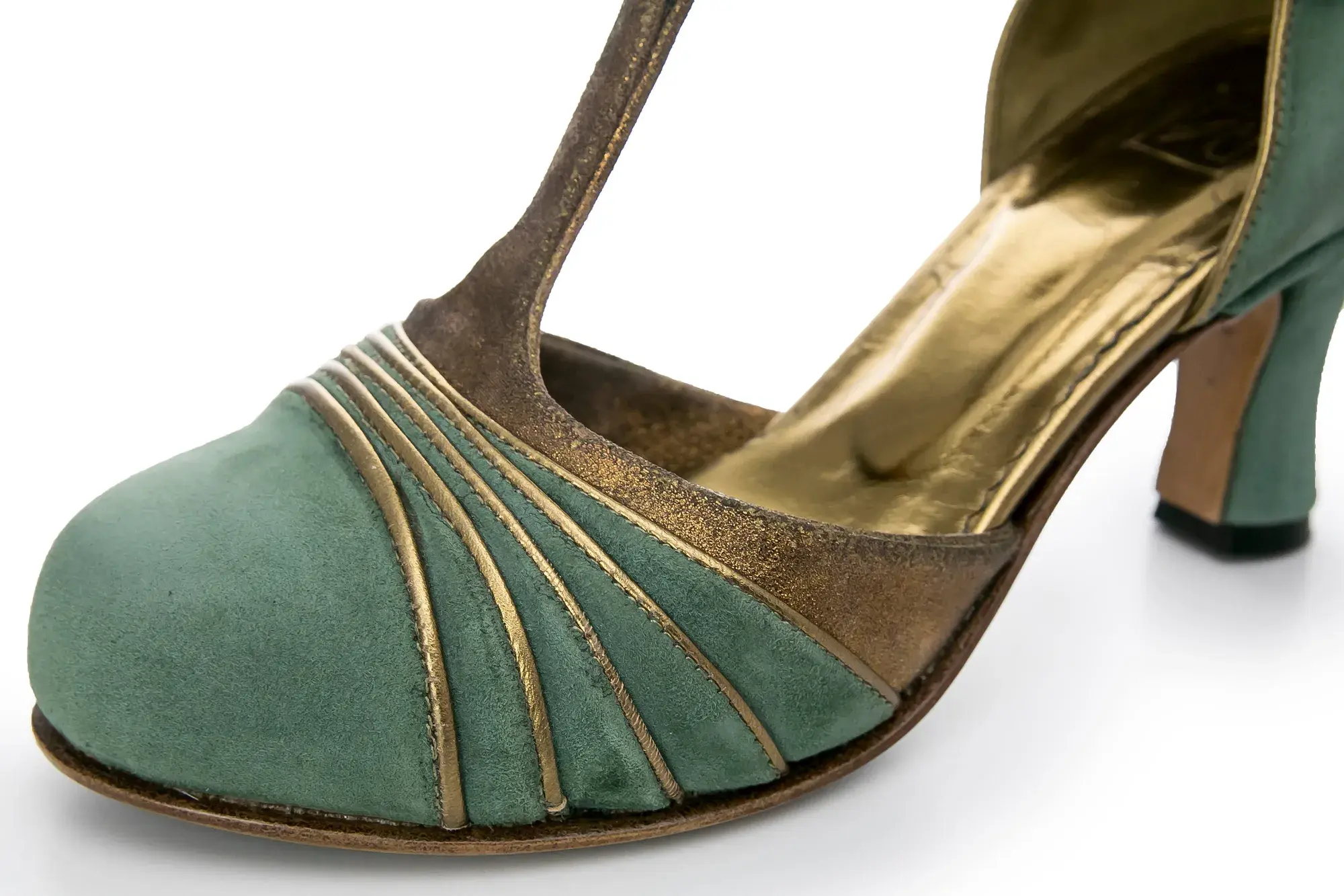 Toe detail of a sage T-bar heel
