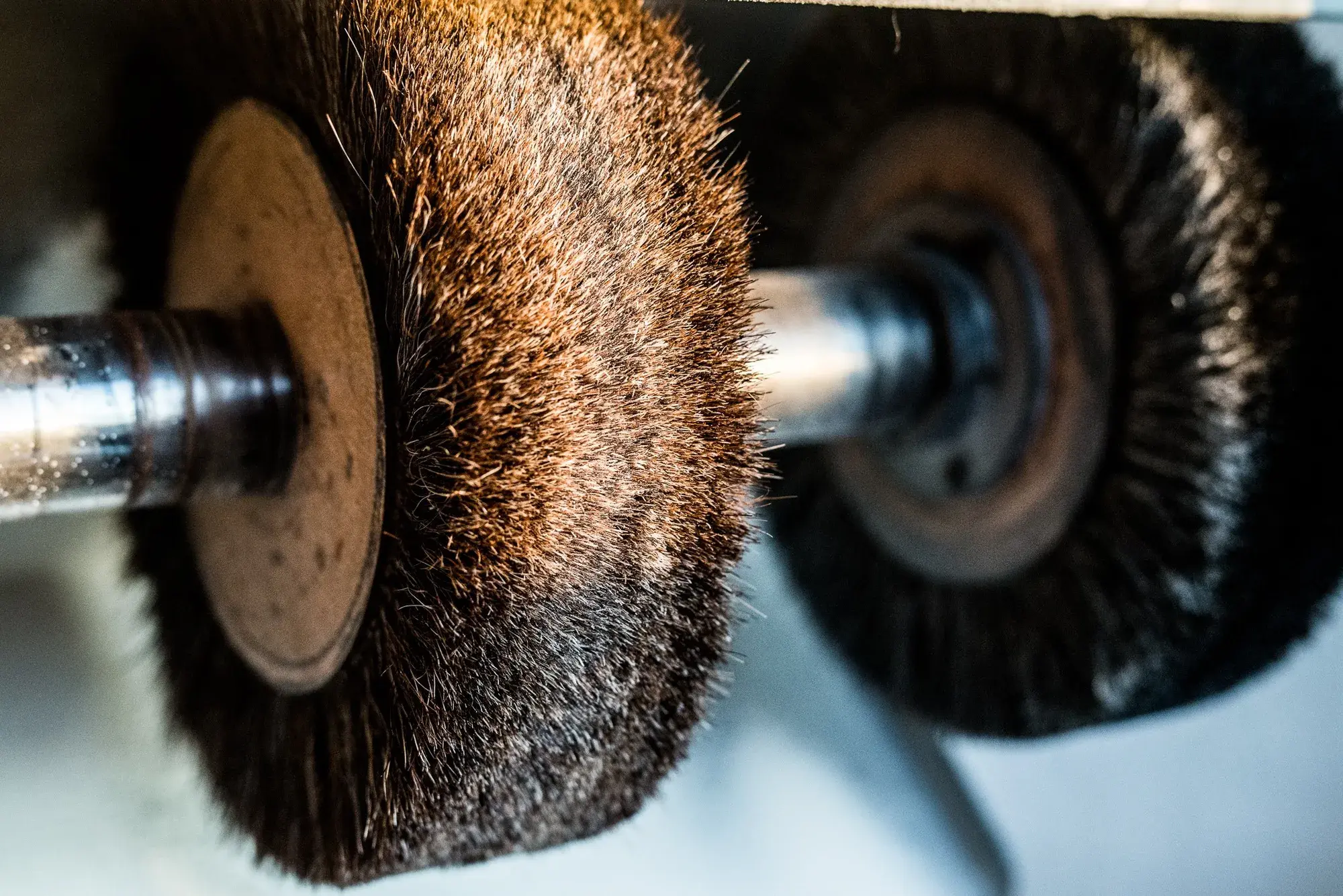 Bristle brush wheels on the spindle of a polishing machine